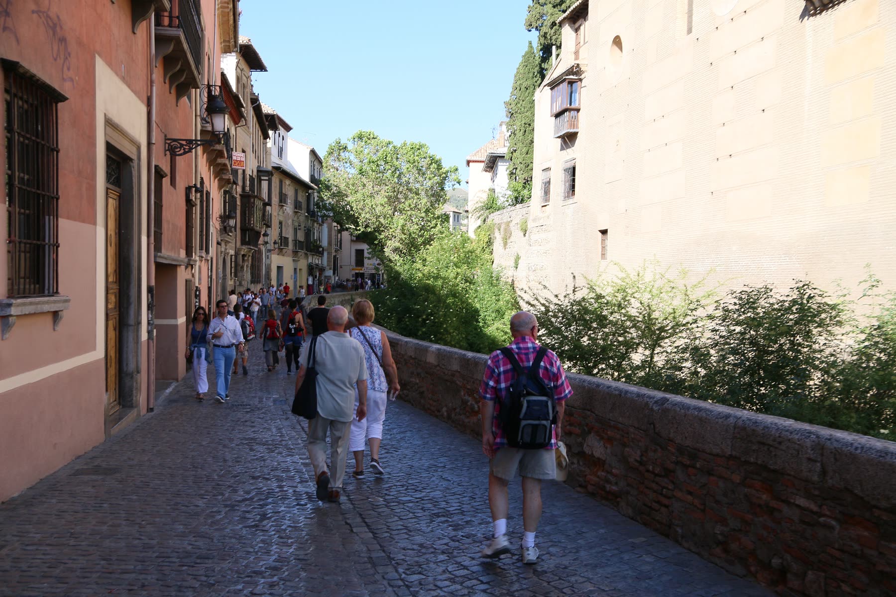 Carrera del Darro con paseantes