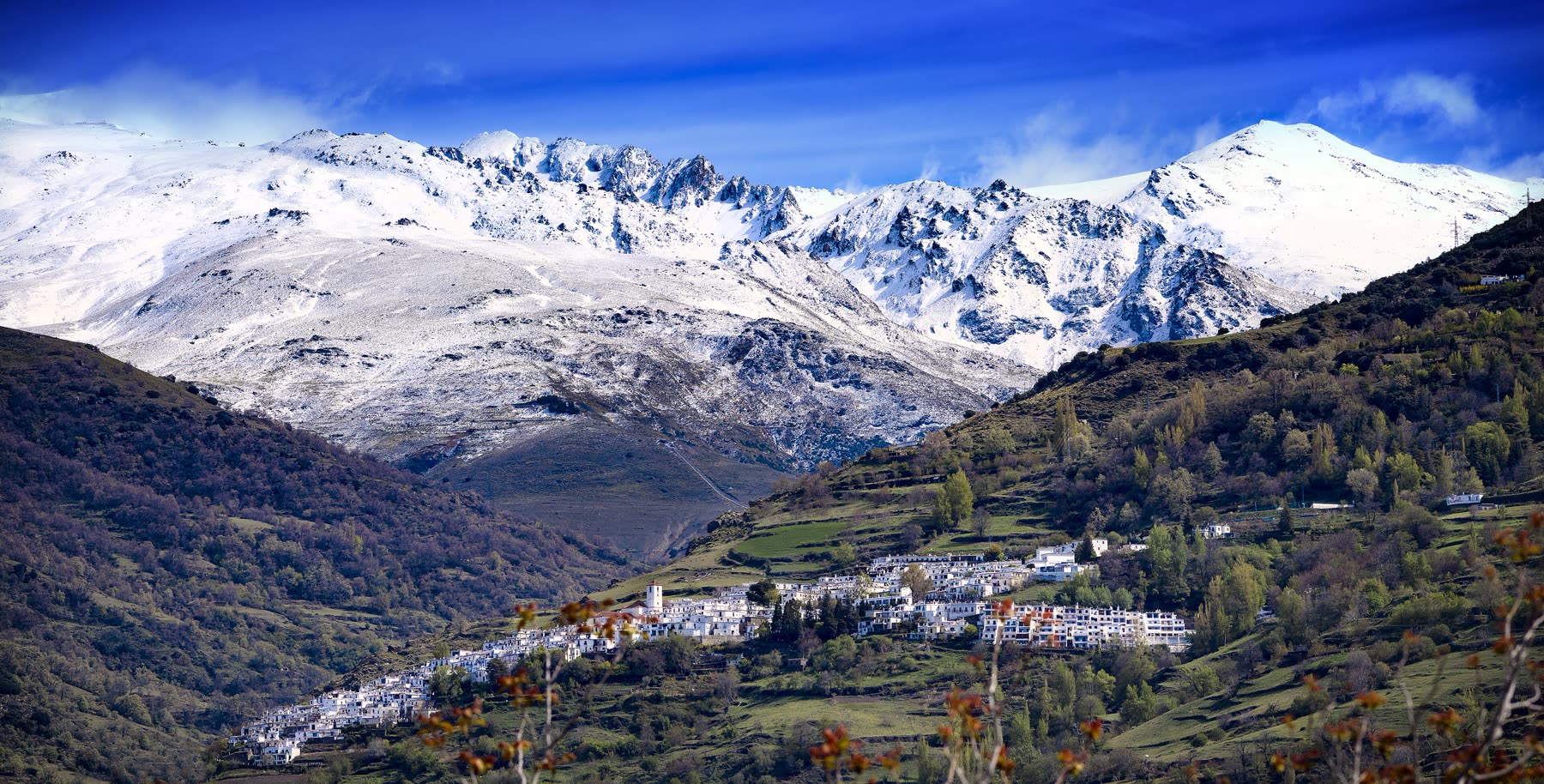 Capileira con Sierra Nevada al fondo